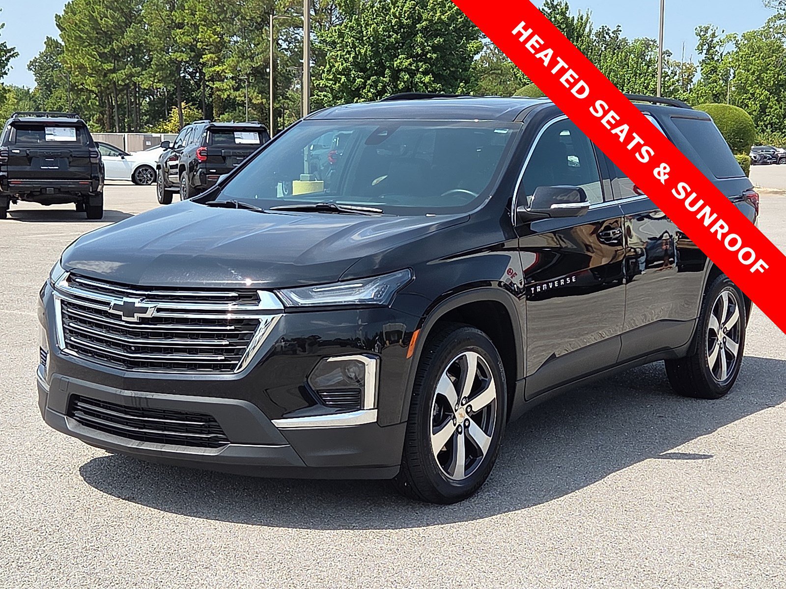 Used 2023 Chevrolet Traverse LT w/ LT Premium Package FWD image 2