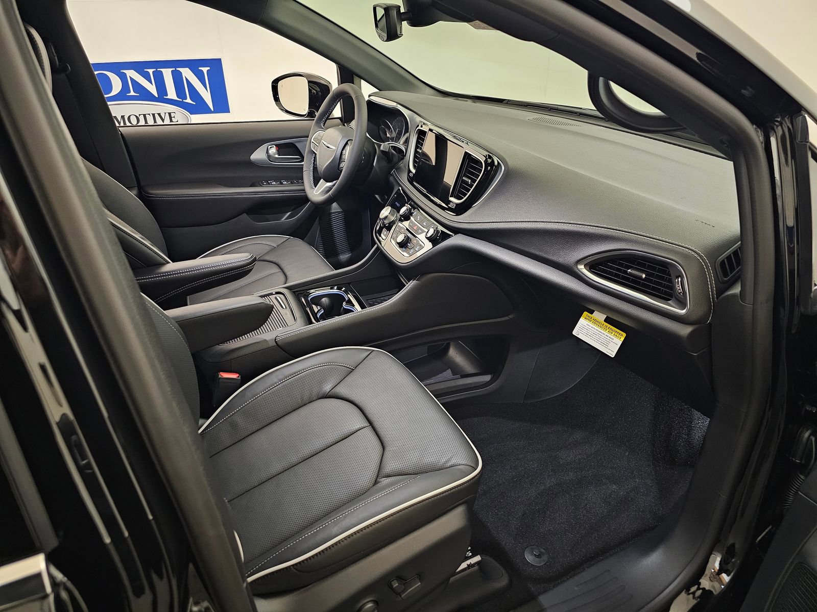 New 2026 Chrysler Pacifica Limited image 29