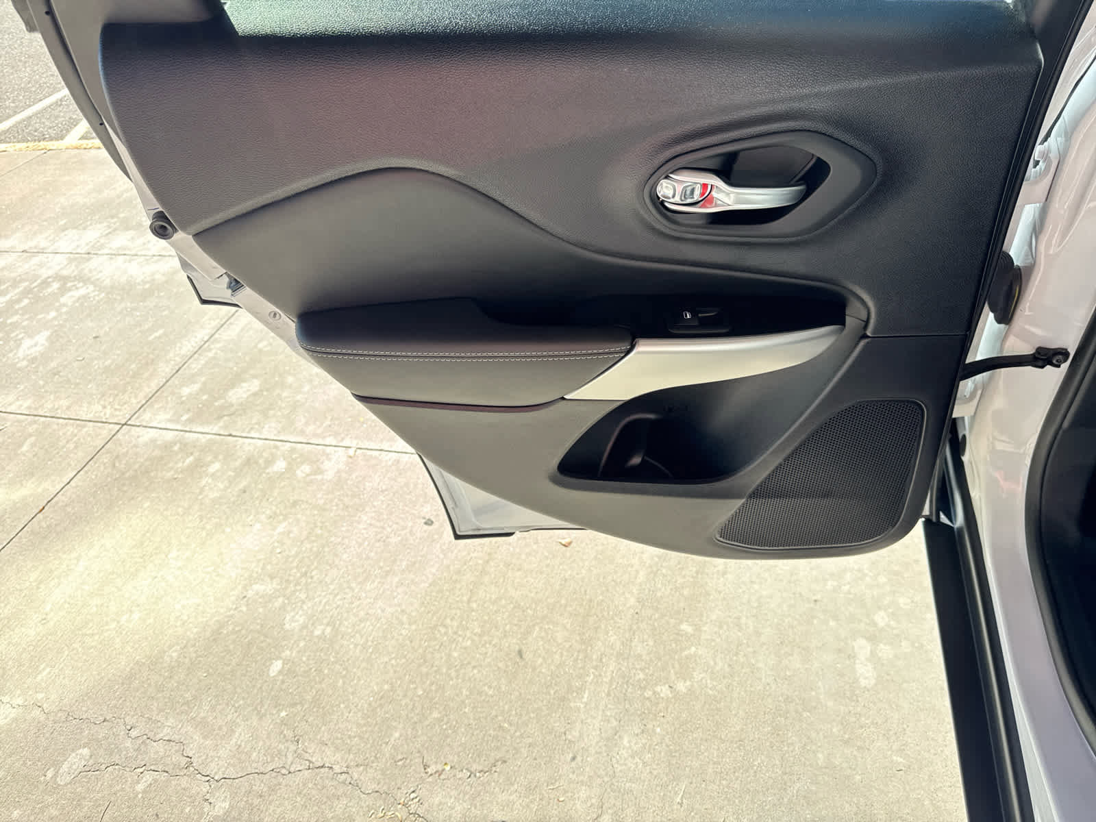 Used 2022 Jeep Cherokee Latitude w/ Trailer Tow Group image 23