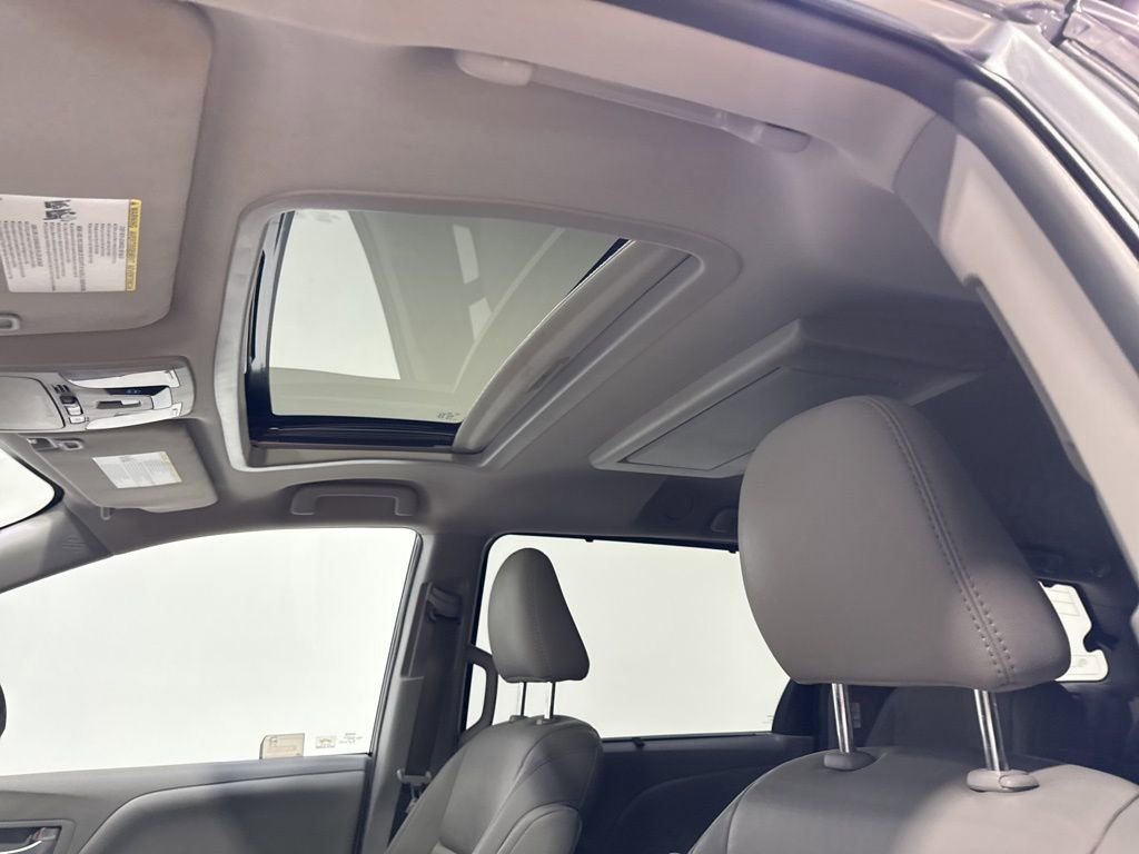 Used 2018 Toyota Sienna XLE Premium w/ Carpet Mat Package image 29