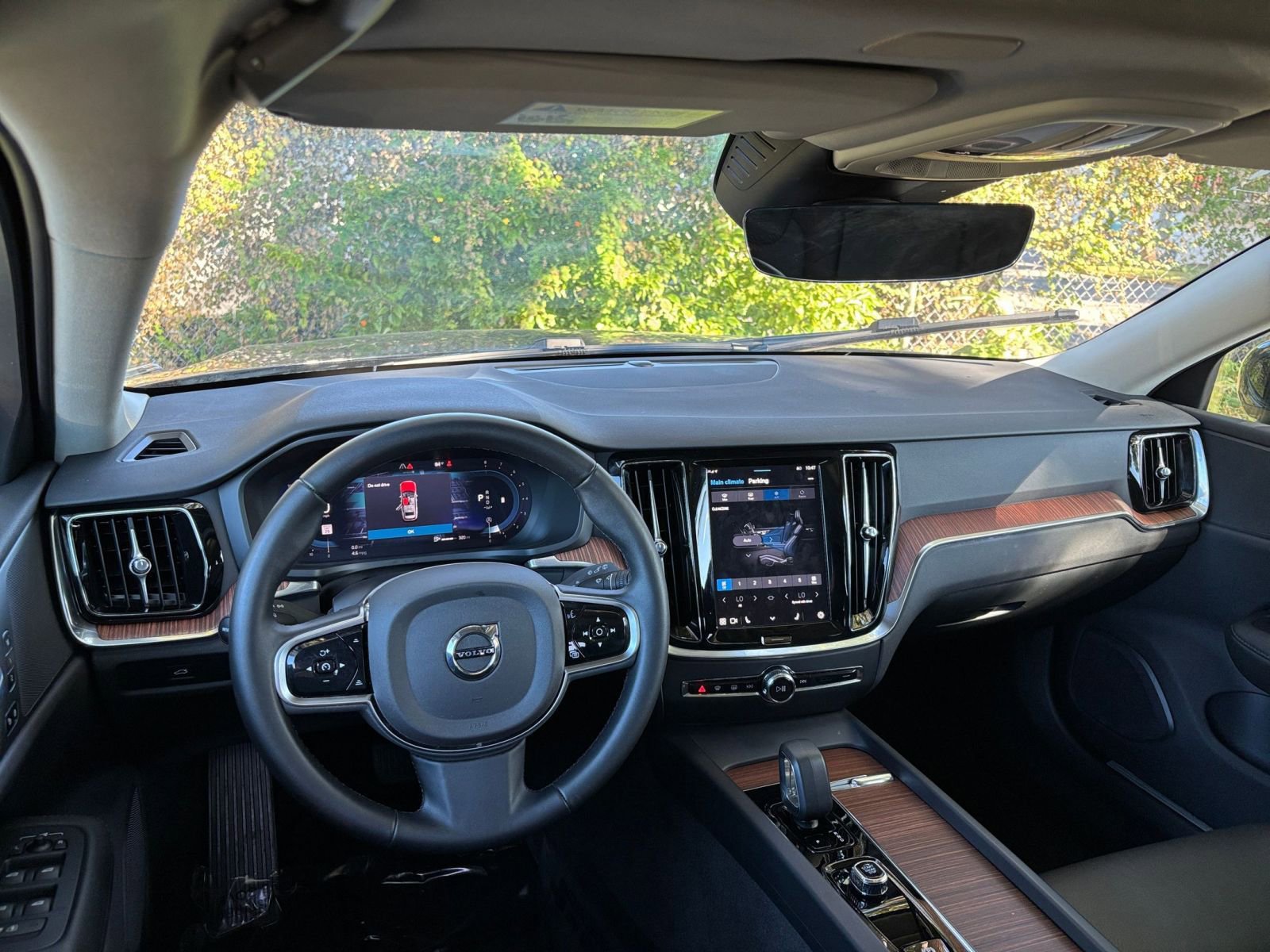 Used 2025 Volvo V60 B5 Cross Country Plus image 37