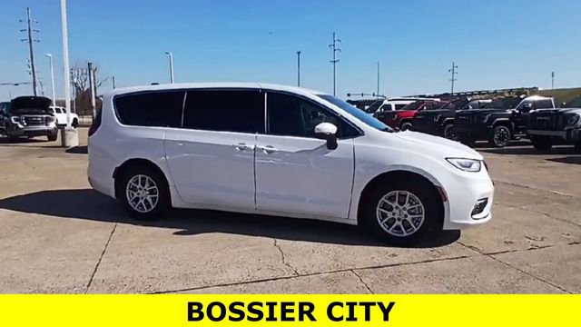 Used 2023 Chrysler Pacifica Touring-L image 3