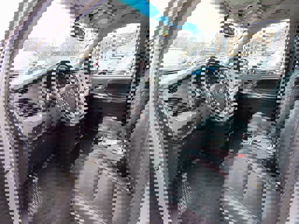 Used 2017 Toyota Sienna SE image 2