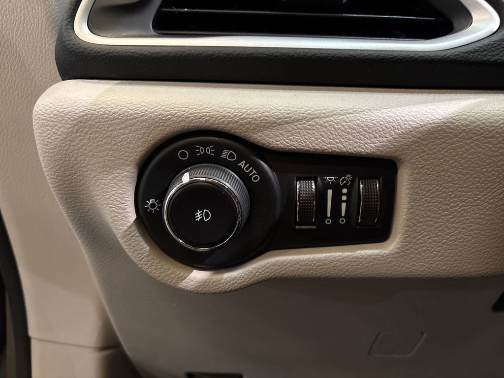 Used 2023 Chrysler Pacifica Touring-L image 12