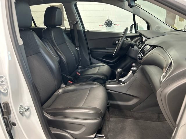 Used 2021 Chevrolet Trax LT w/ LT Convenience Package AWD/4WD image 12