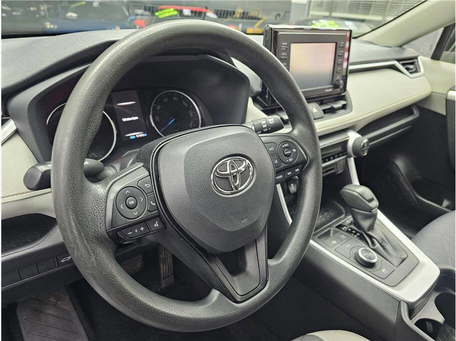 Used 2020 Toyota RAV4 XLE image 10