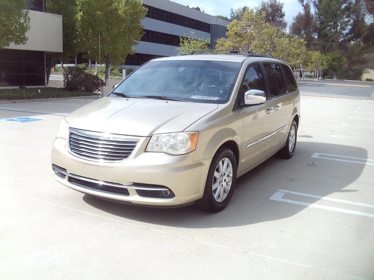 Used 2012 Chrysler Town & Country Touring-L w/ Entertainment Group #2 image 11