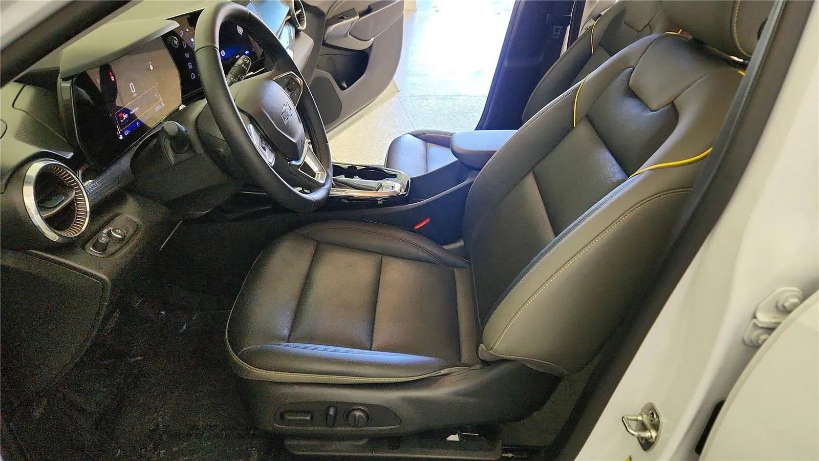 Used 2025 Chevrolet Trax ACTIV w/ Driver Confidence Package FWD image 23