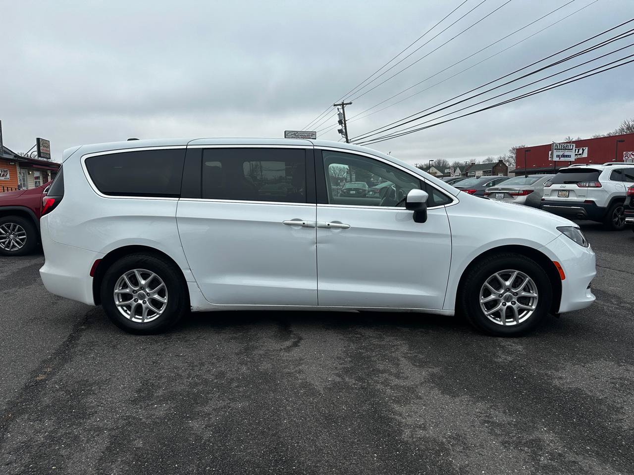 Used 2022 Chrysler Voyager LX FWD image 4
