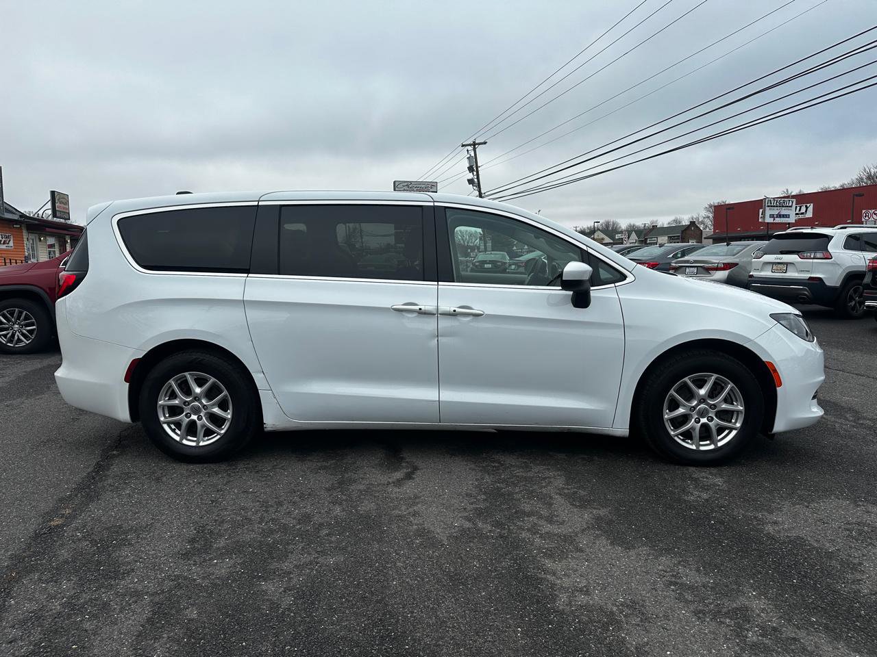 Used 2022 Chrysler Voyager LX image 4