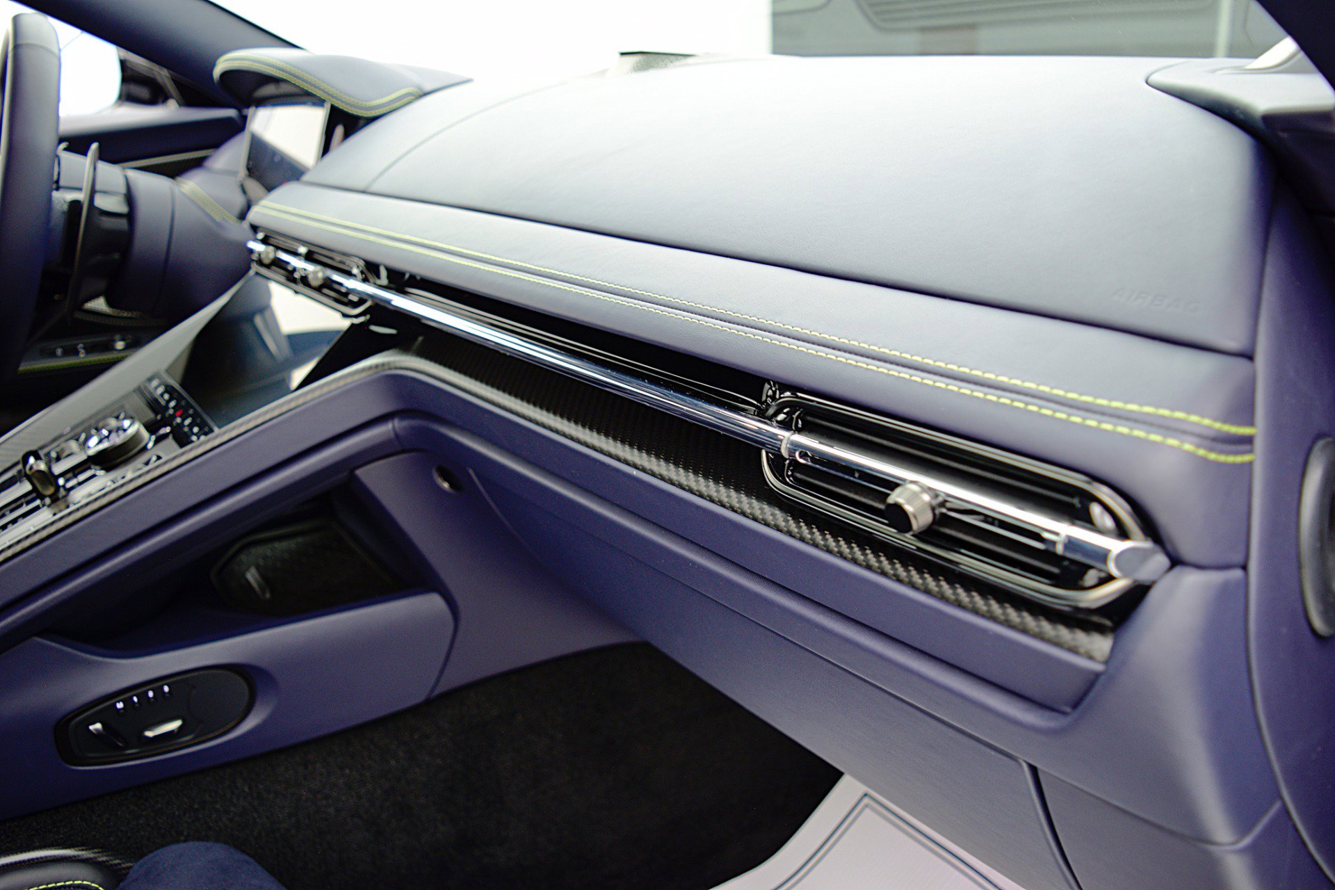 Used 2024 Aston Martin DB12 Coupe image 33