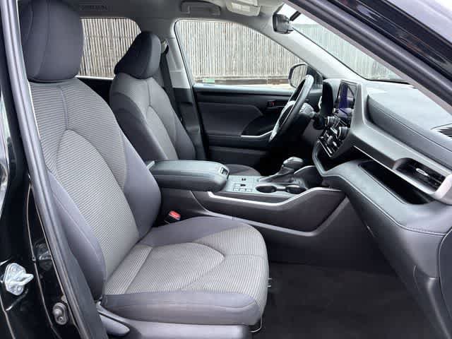 Used 2024 Toyota Highlander LE FWD image 22
