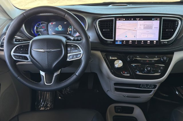 Used 2024 Chrysler Pacifica Limited FWD image 17