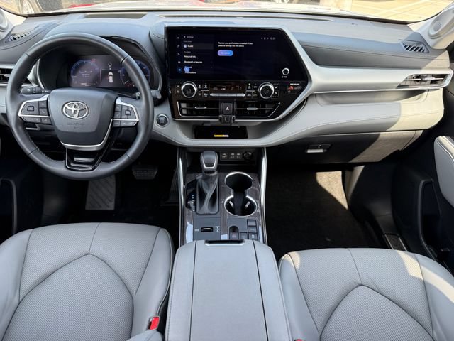 Used 2023 Toyota Highlander Platinum FWD image 25