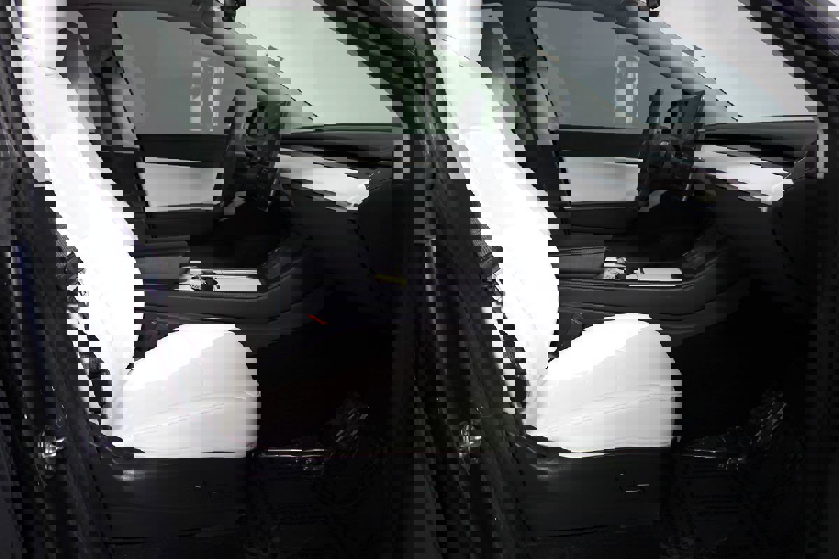 Used 2022 Tesla Model Y Long Range image 11