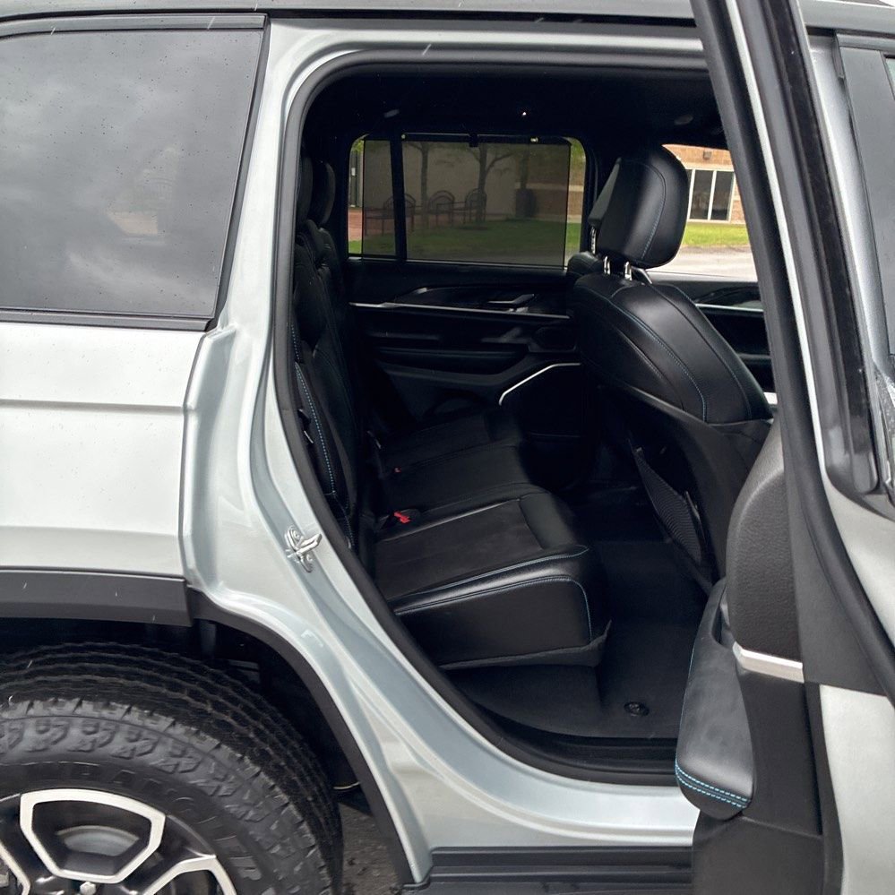 Used 2022 Jeep Grand Cherokee Trailhawk w/ Luxury Tech Group III AWD/4WD image 16