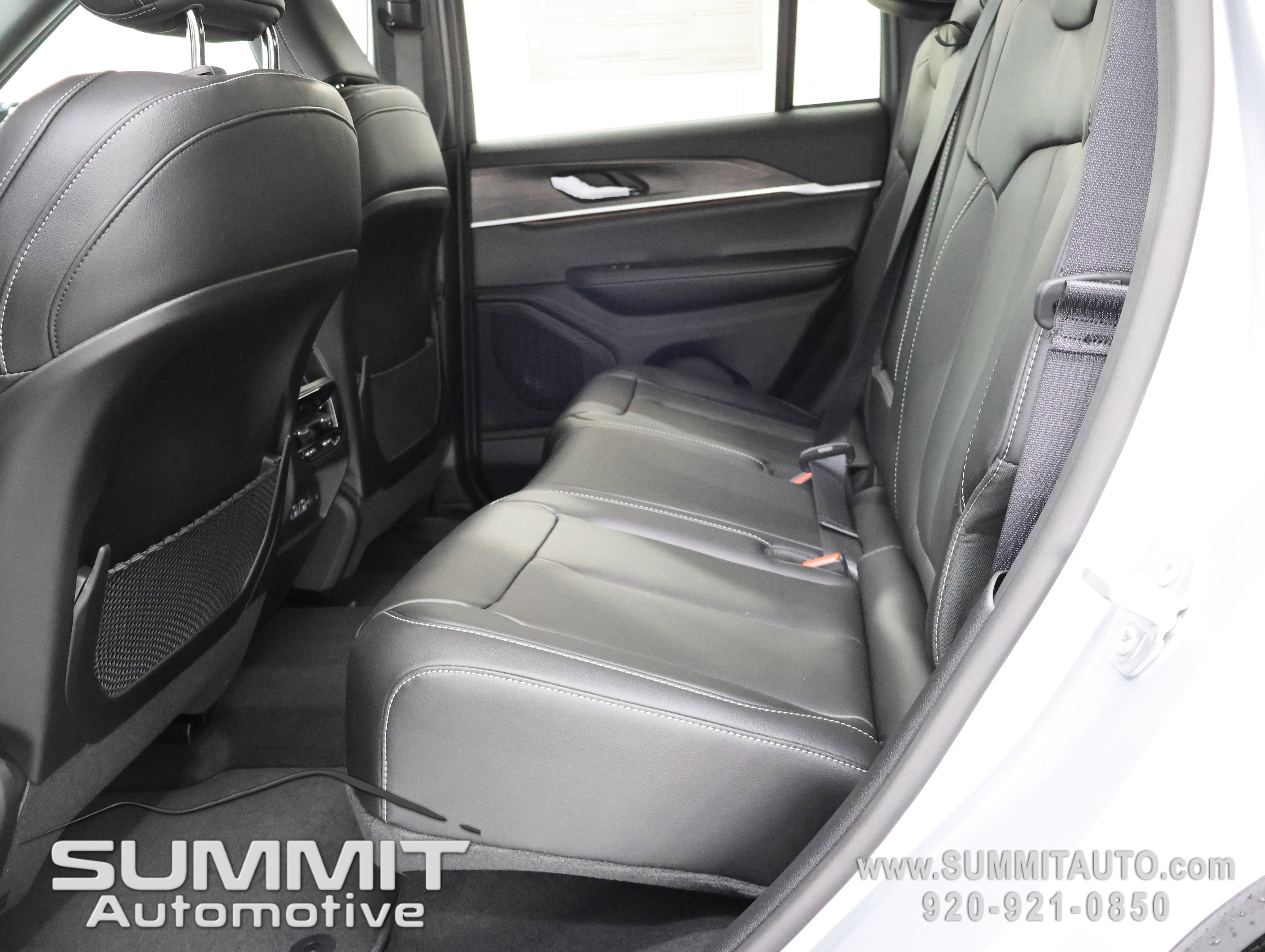 New 2025 Jeep Grand Cherokee Limited w/ Black Appearance Package image 9