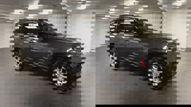 Used 2024 Jeep Grand Cherokee Laredo image 2