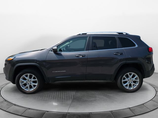 Used 2018 Jeep Cherokee Latitude Plus w/ Cold Weather Group AWD/4WD image 2