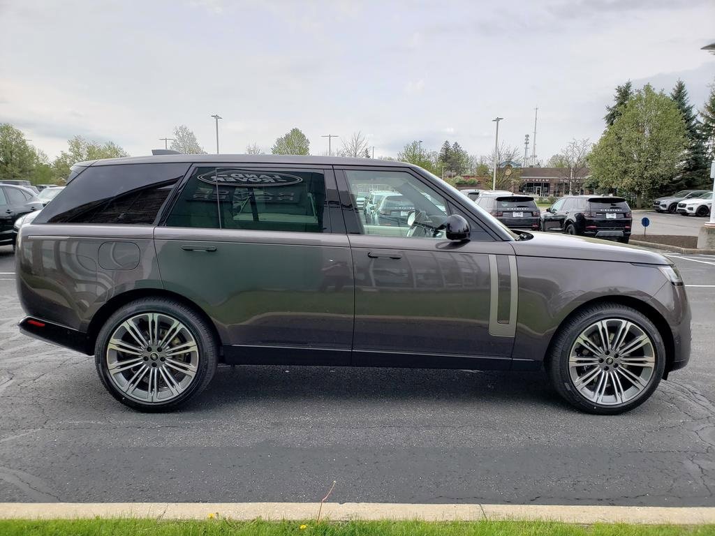 New 2025 Land Rover Range Rover Long Wheelbase SE image 4