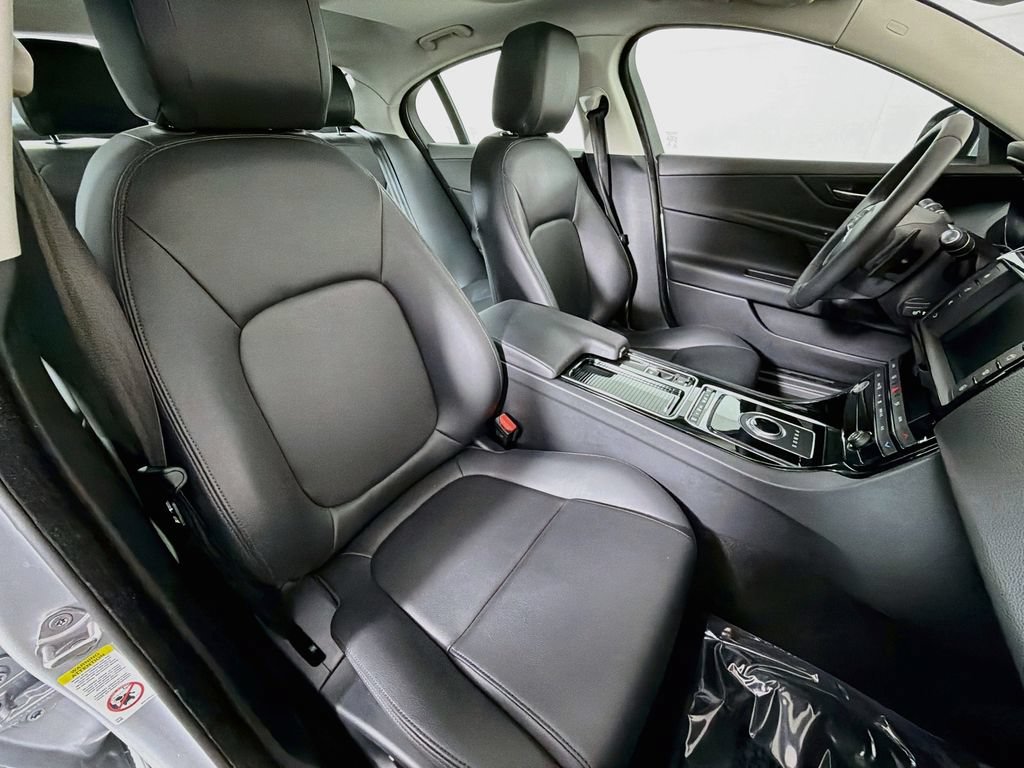 Used 2018 Jaguar XE RWD image 27
