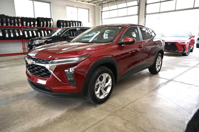 Used 2025 Chevrolet Trax LS w/ LS Convenience Package image 8