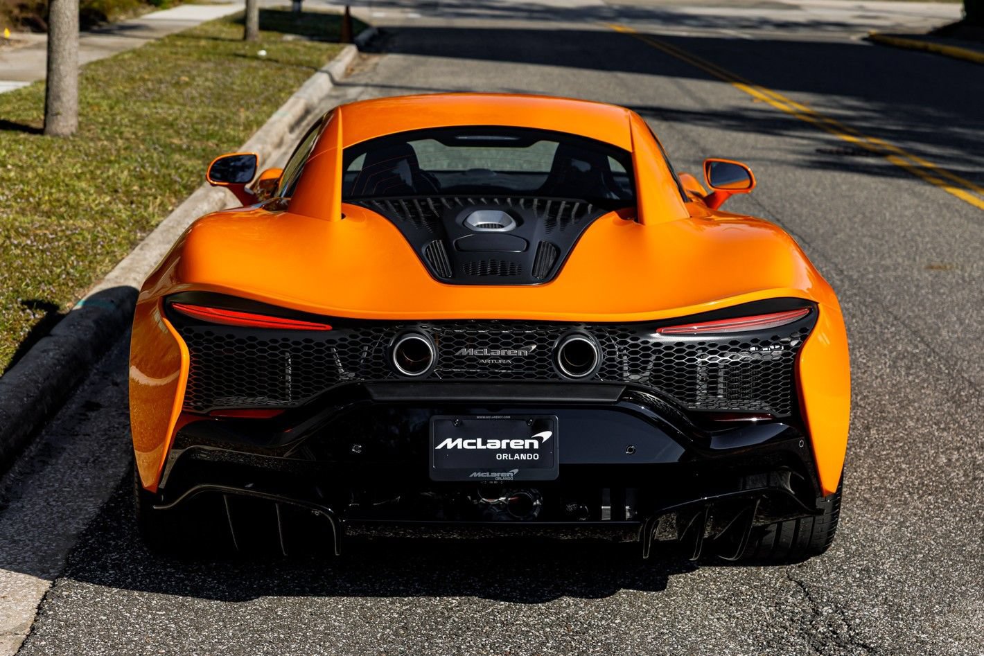 Used 2025 McLaren Artura RWD image 11