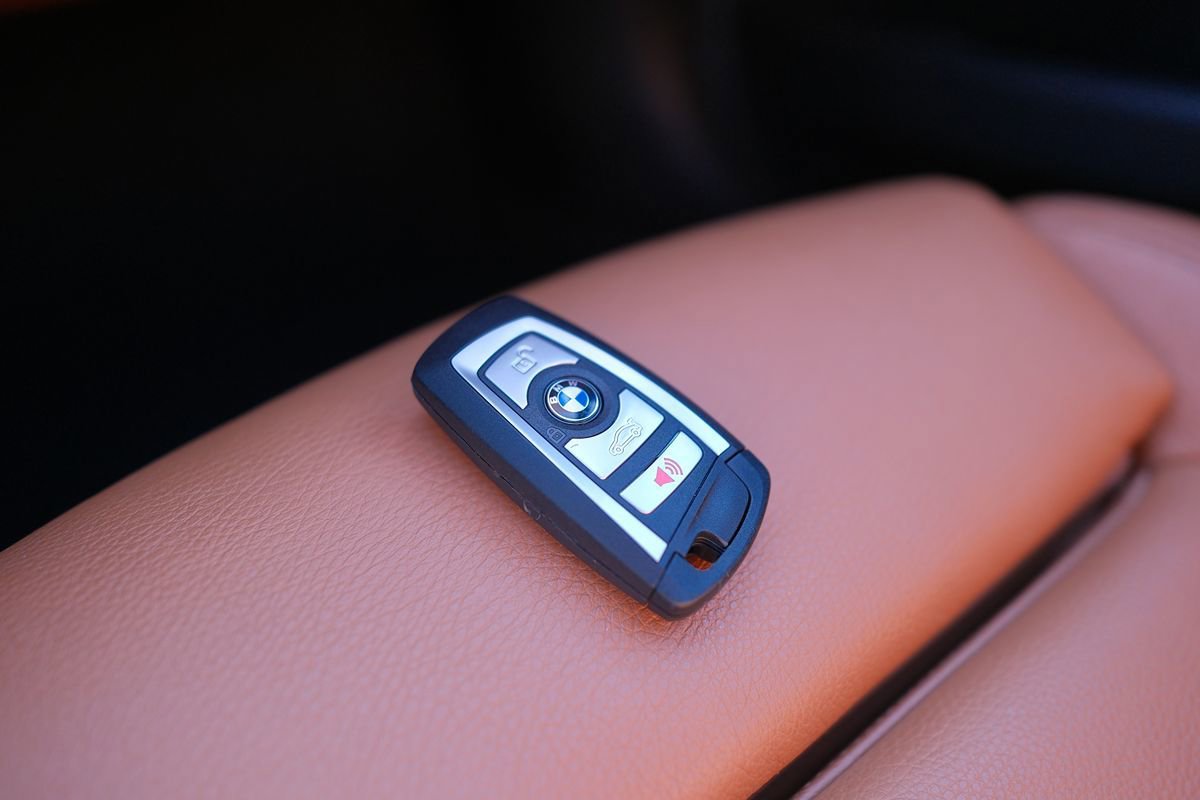 Used 2017 BMW 330e RWD image 10