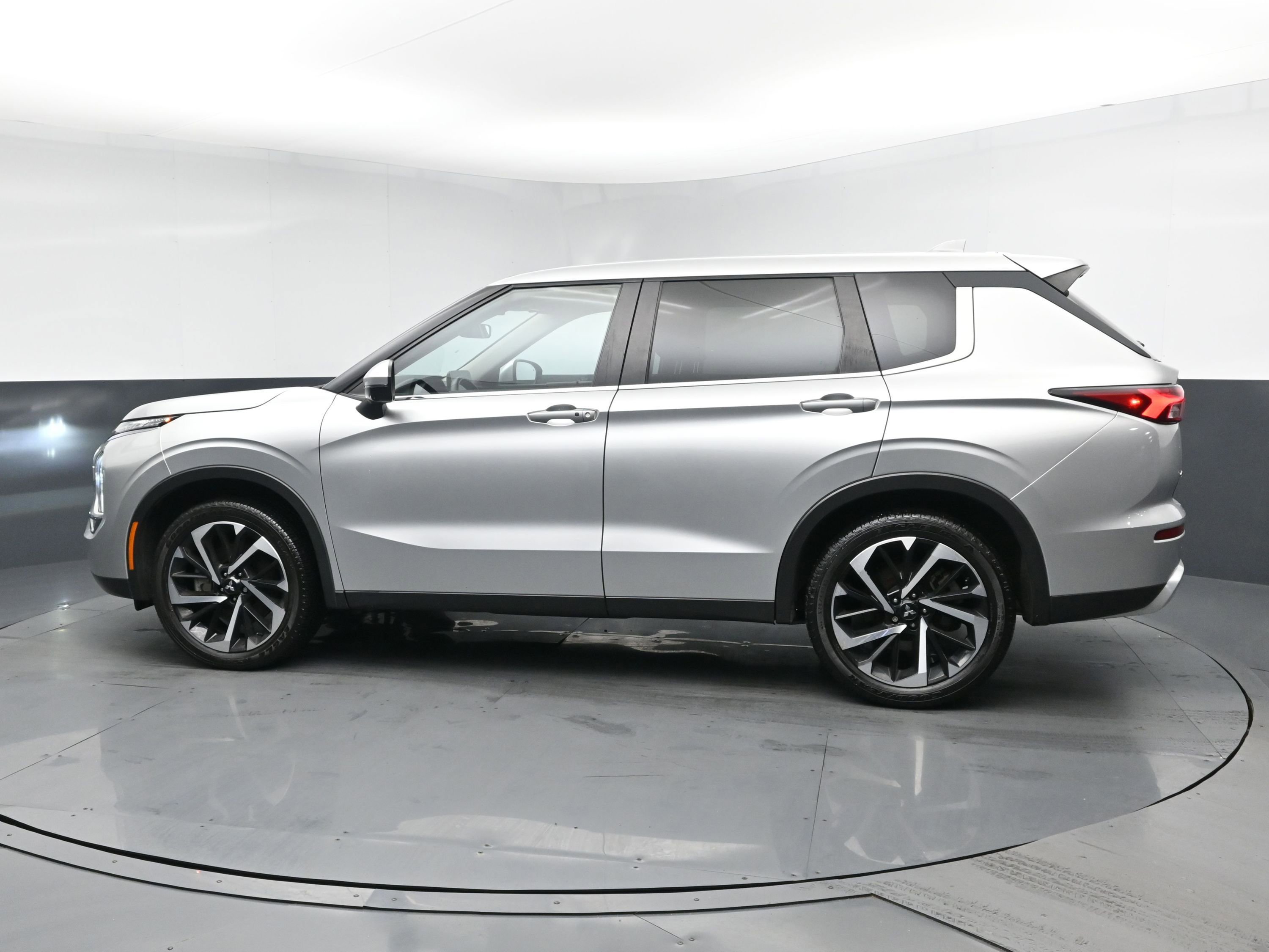 Used 2022 Mitsubishi Outlander SE image 4