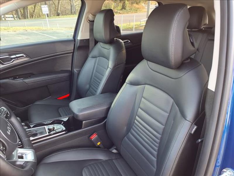 Used 2025 Kia Sportage SX image 12