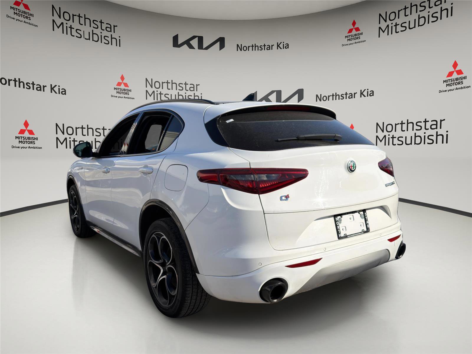 Used 2023 Alfa Romeo Stelvio Ti image 2