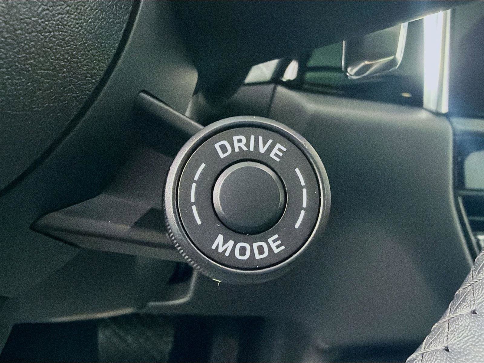 Certified 2025 Porsche Macan AWD/4WD image 25