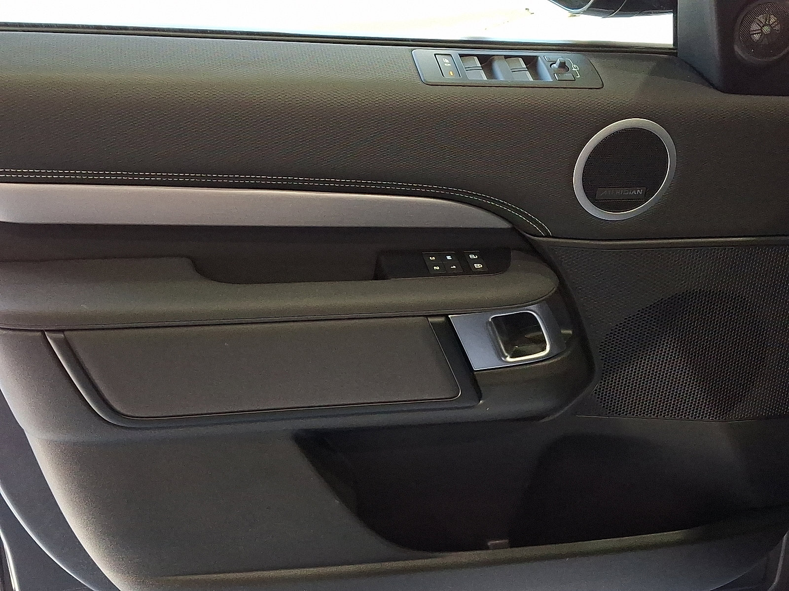 Certified 2025 Land Rover Discovery Dynamic SE image 12