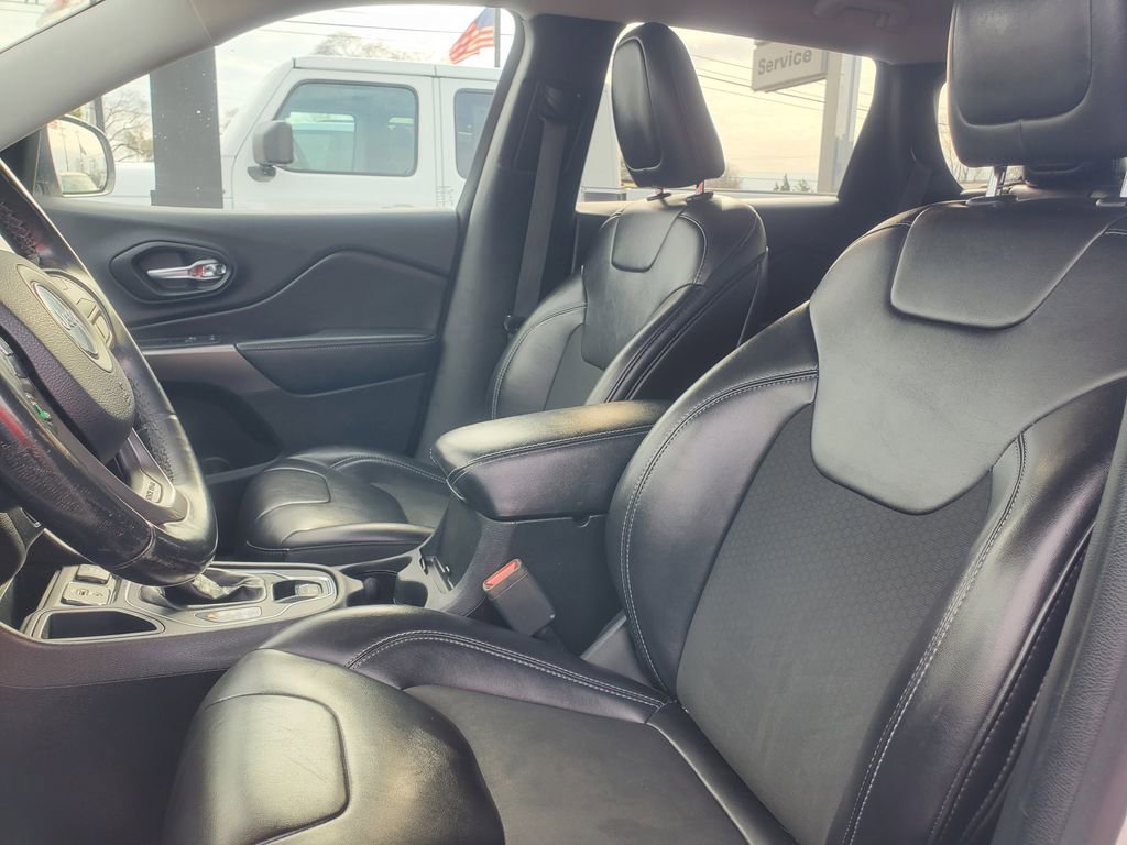 Used 2019 Jeep Cherokee Latitude Plus FWD image 10