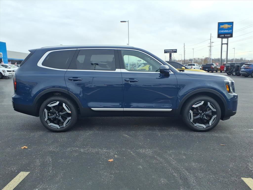 Used 2023 Kia Telluride EX w/ EX Captain's Chair Package image 30