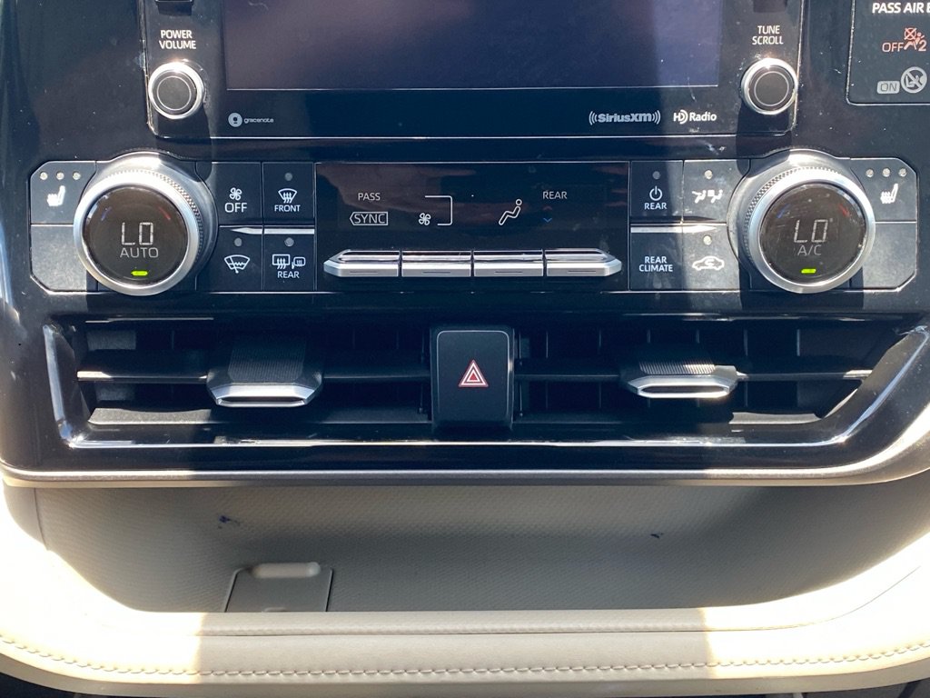 Used 2020 Toyota Highlander XLE FWD image 25