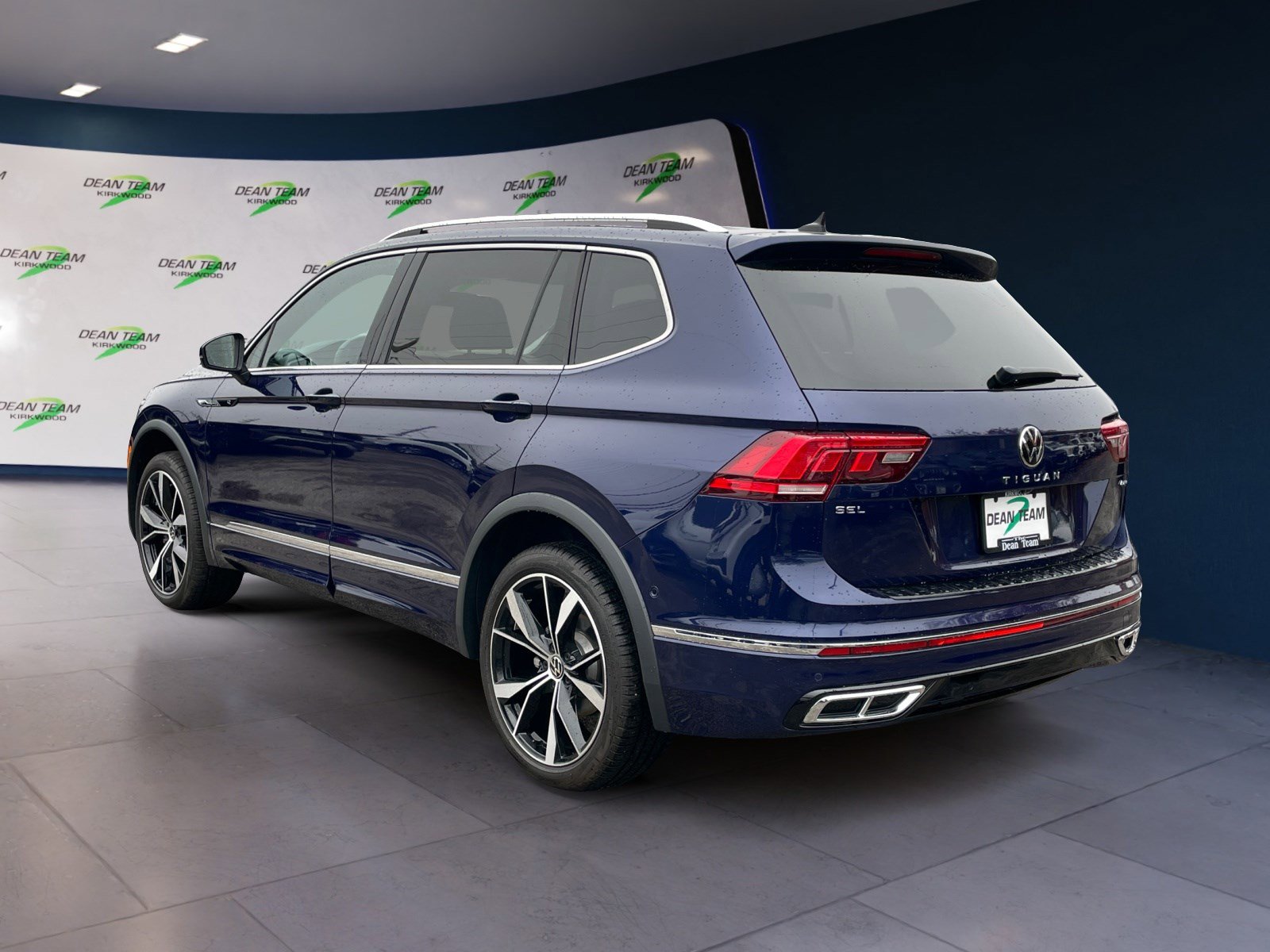 Used 2024 Volkswagen Tiguan SEL R-Line image 4