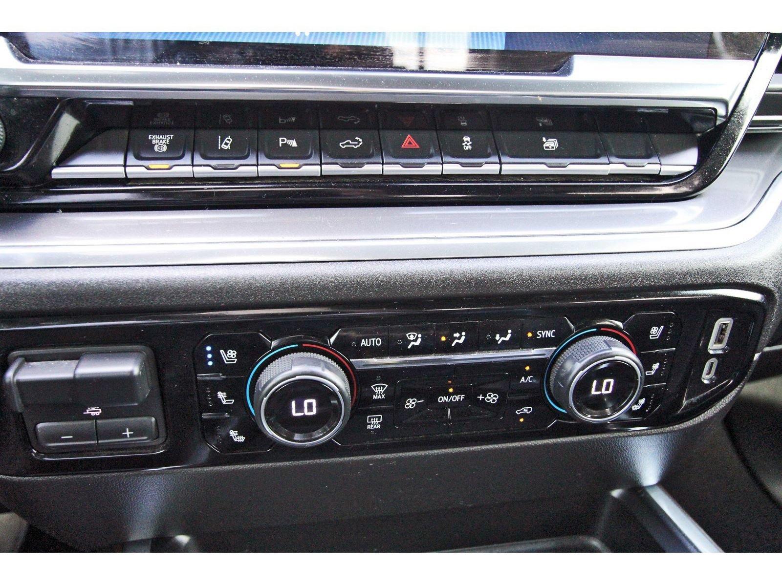 Used 2025 Chevrolet Silverado 3500 High Country w/ High Country Premium Package AWD/4WD image 29