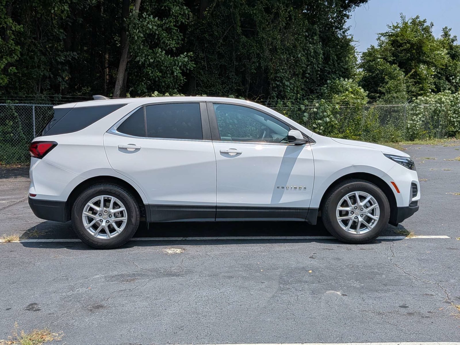 Used 2024 Chevrolet Equinox LT w/ Driver Convenience Package FWD image 3