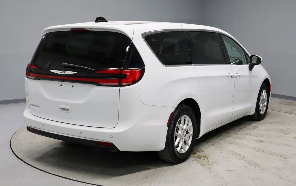 Used 2023 Chrysler Pacifica Touring-L image 13