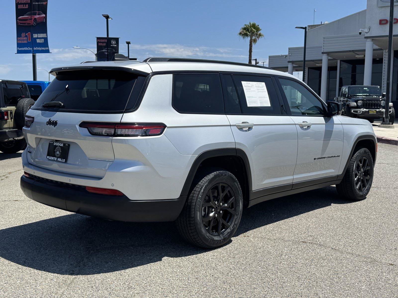 Used 2024 Jeep Grand Cherokee L Laredo AWD/4WD image 7