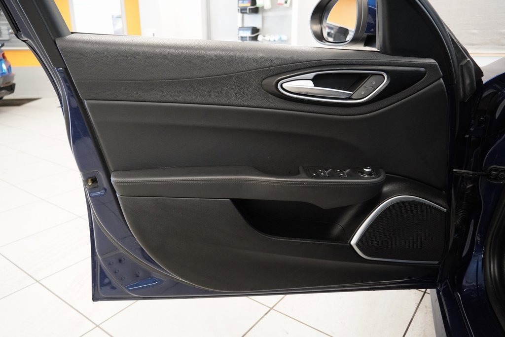Used 2018 Alfa Romeo Giulia AWD image 5
