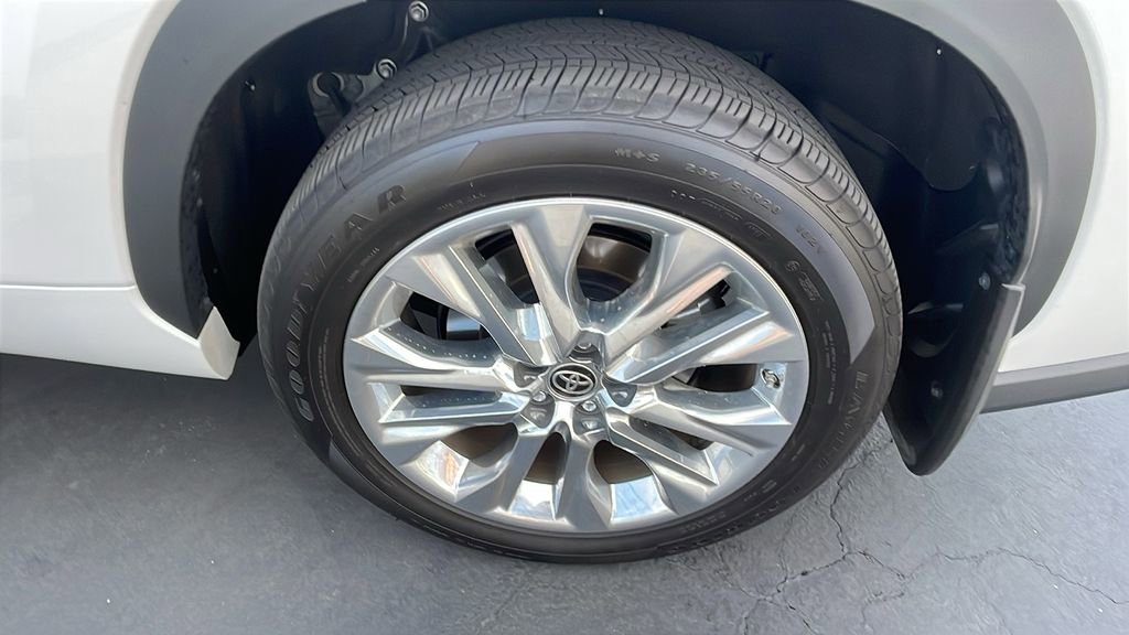 Used 2024 Toyota Highlander Limited image 32