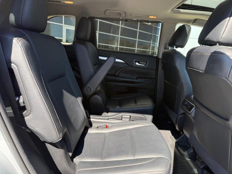 Used 2018 Toyota Highlander XLE AWD/4WD image 12