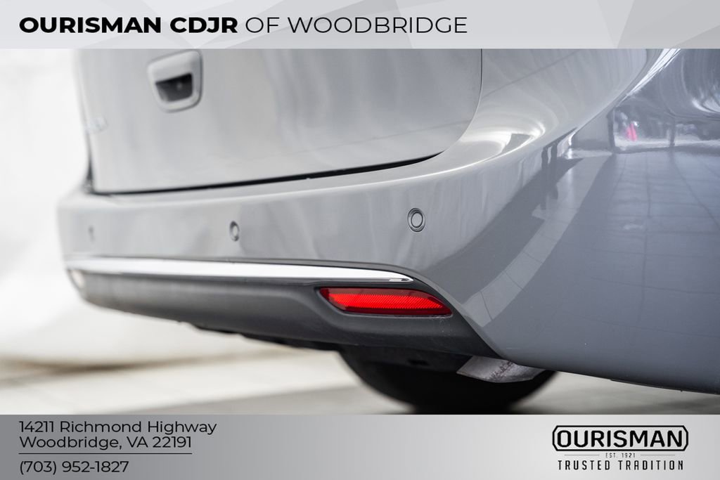 Used 2025 Chrysler Pacifica Select image 7