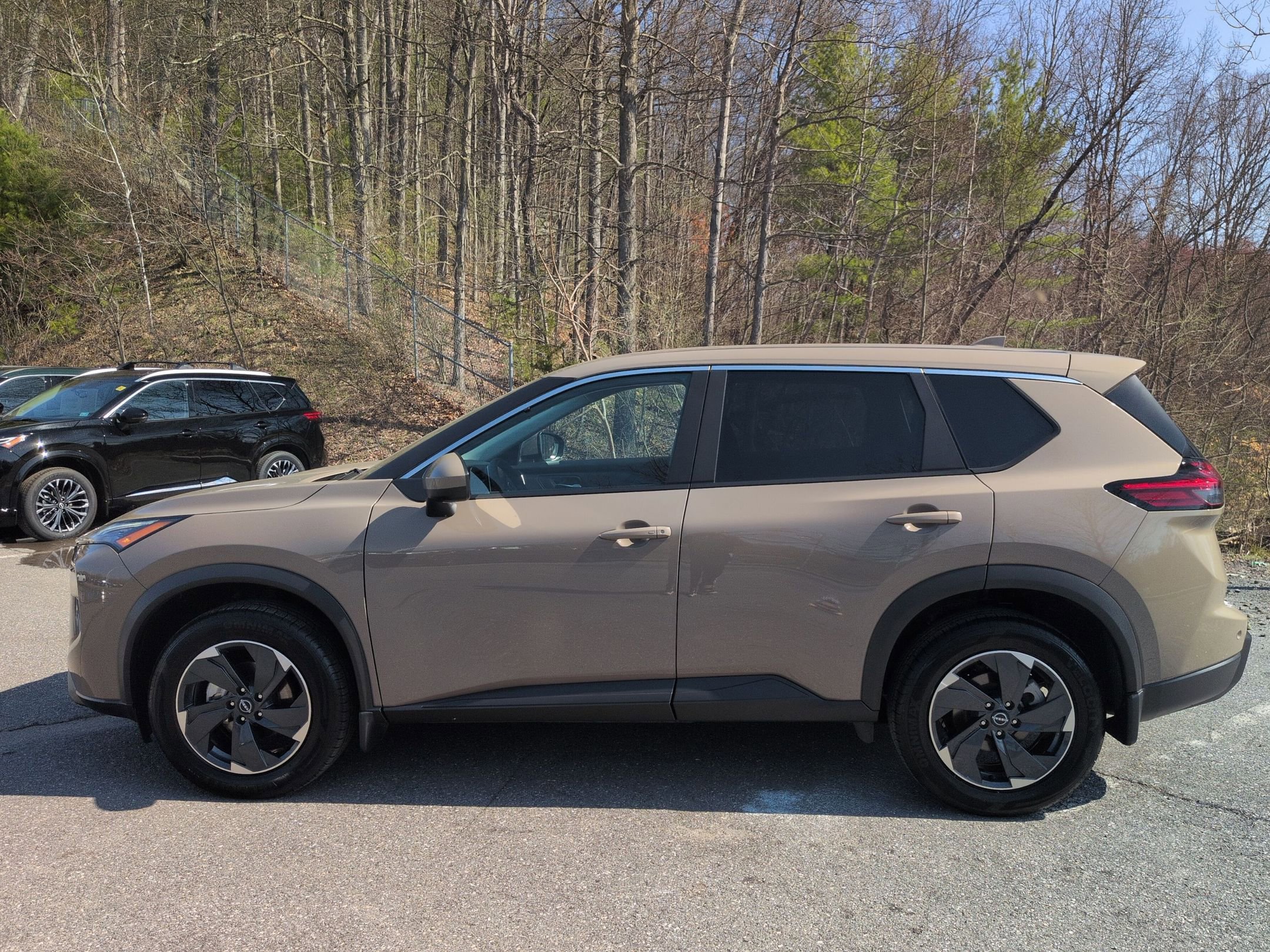Used 2025 Nissan Rogue SV image 8