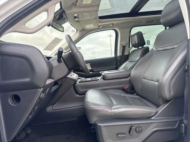 Used 2025 Ford Expedition Active image 2