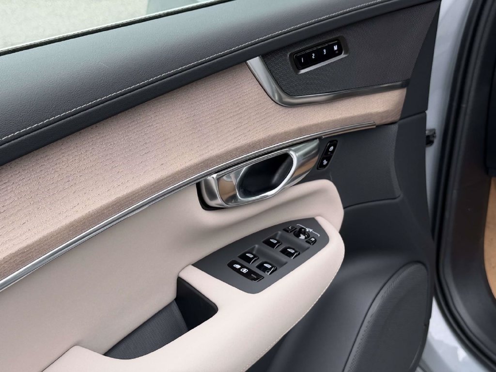 New 2026 Volvo XC90 B5 Plus w/ Protection Package Premier AWD/4WD image 17