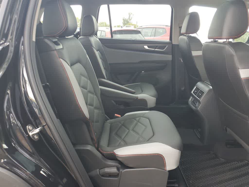 Certified 2024 Volkswagen Atlas Peak Edition SEL AWD/4WD image 31