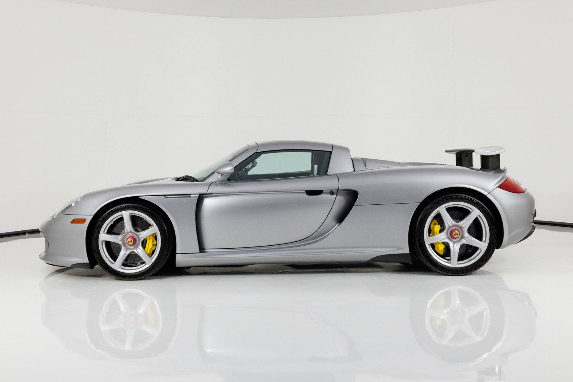 Used 2004 Porsche Carrera GT RWD image 7